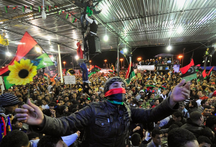 الليبيون يحتفلون بالذكرى الأولى لثورتهم مع استمرار التوتر - فيديو