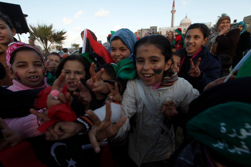 الليبيون يحتفلون بالذكرى الأولى لثورتهم مع استمرار التوتر - فيديو