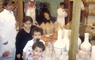 معلم فخار يجتذب الأطفال لمهنته بتدوين أسمائهم على الأواني