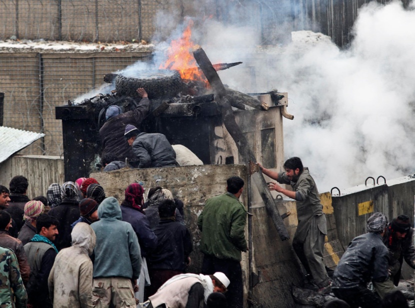 تظاهرات في أفغانستان إثر قيام جنود أجانب بحرق القرآن الكريم - فيديو