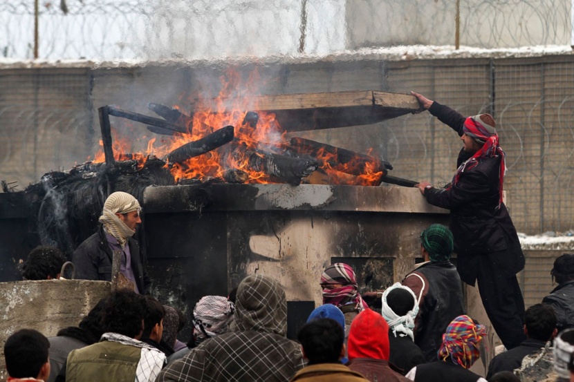 تظاهرات في أفغانستان إثر قيام جنود أجانب بحرق القرآن الكريم - فيديو