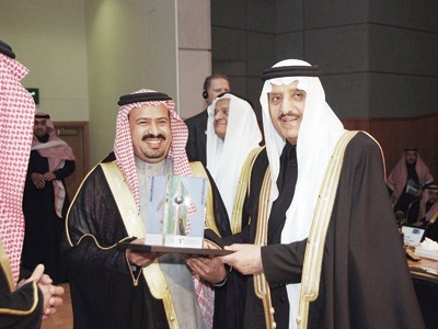 الأمير أحمد بن عبد العزيز يثمِّن دور «الاتصالات السعودية» ويكرمها