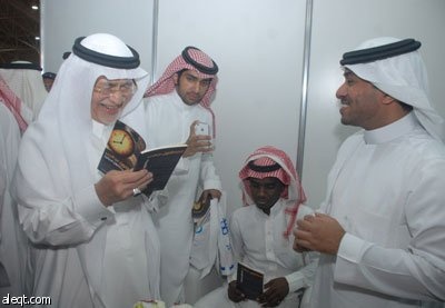 وزير الثقافة والإعلام يجول في معرض الكتاب ويتحاور مع المثقفين - فيديو