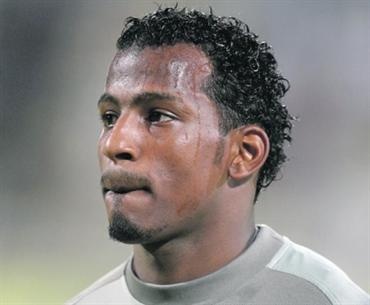 ماجد ناصر يضرب مدرب الأهلي الإماراتي في رأسه ثم يعتذر له - فيديو