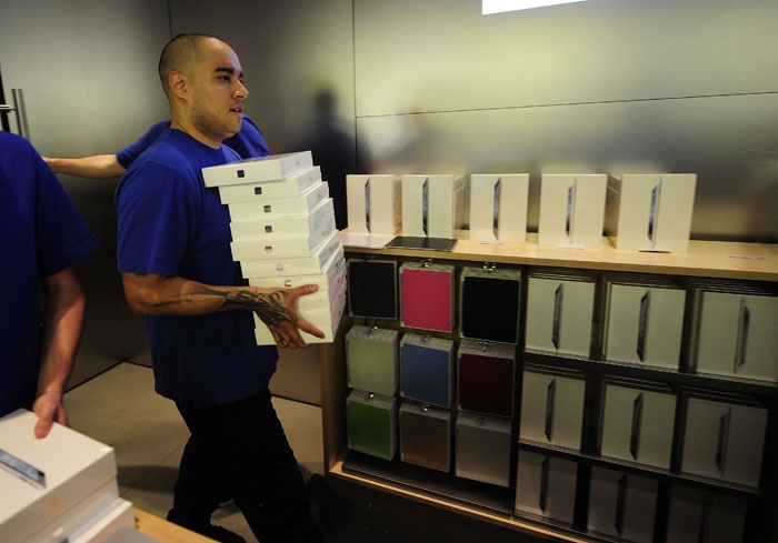 بدء بيع جهاز الآي باد 3 في العالم - فيديو