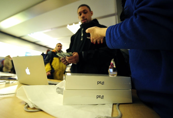 بدء بيع جهاز الآي باد 3 في العالم - فيديو