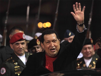 عودة تشافيز الى فنزويلا من رحلة علاجية - فيديو
