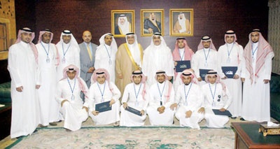 وزير العمل يكرّم خريجي أكاديمية العيسى