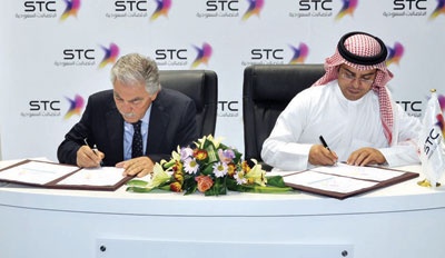 «الاتصالات السعودية» توقع عقد تطوير 3 أحياء في جدة والمدينة