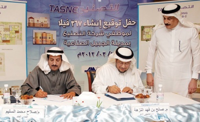 «التصنيع» توقع عقد إنشاء 367 فيلا لموظفيها