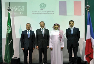 وزير الدفاع الفرنسي يزور شركة الإلكترونيات المتقدمة