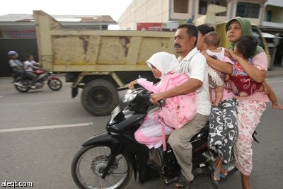 رئيس اندونيسيا : حتى الآن لا يوجد وفيات جراء الزلزال .. وإندونيسيا ترفع التحذير من موجات تسونامي - فيديو