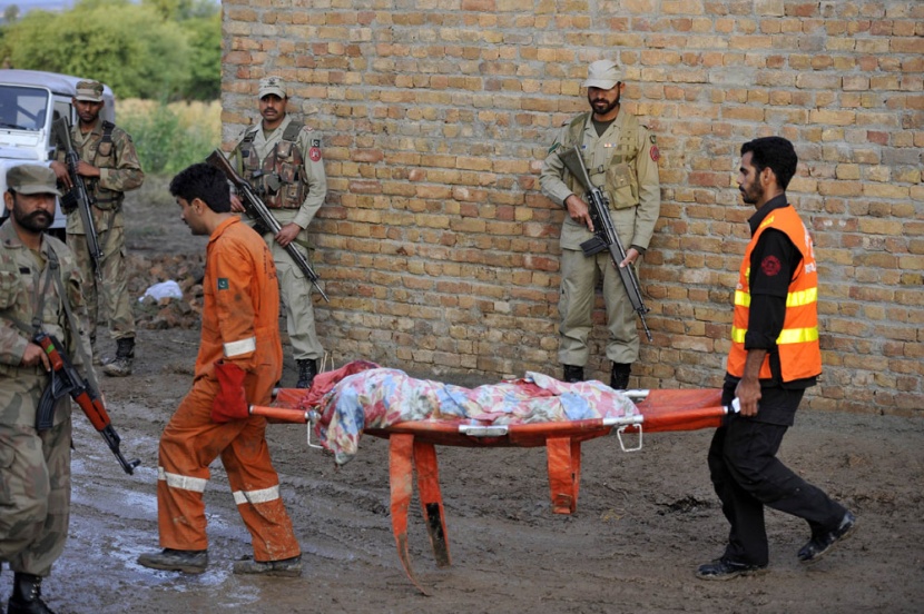 باكستان تحقق في حادث تحطم الطائرة الذي أودى بحياة 127 شخصا .. وأطباء يسعون لتحديد هوية الضحايا " فيديو وصور"