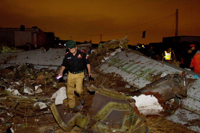 باكستان تحقق في حادث تحطم الطائرة الذي أودى بحياة 127 شخصا .. وأطباء يسعون لتحديد هوية الضحايا " فيديو وصور"