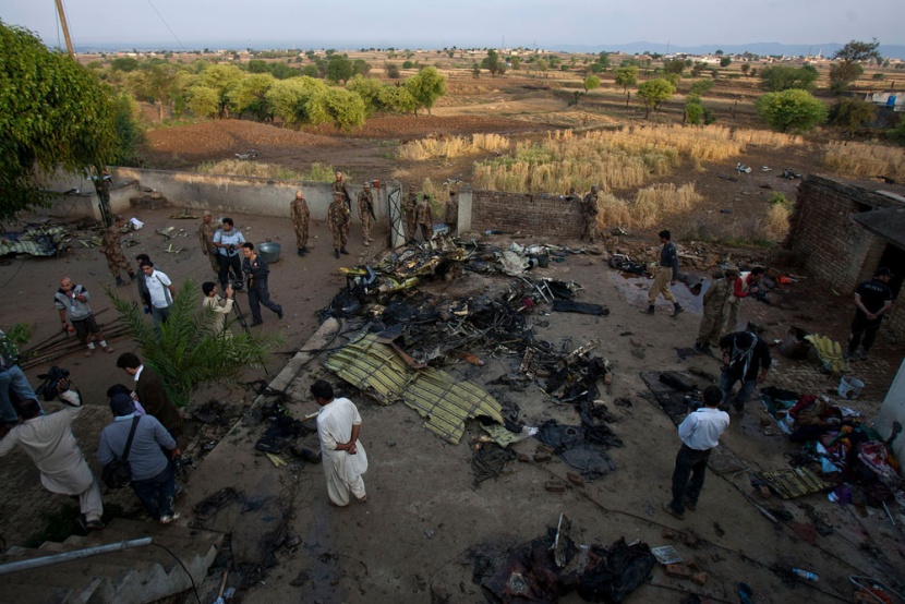 باكستان تحقق في حادث تحطم الطائرة الذي أودى بحياة 127 شخصا .. وأطباء يسعون لتحديد هوية الضحايا " فيديو وصور"