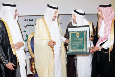 وزير الدفاع: نحن نعيش في بلد الخير والتلاحم والتعاون - فيديو