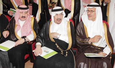 وزير الدفاع: نحن نعيش في بلد الخير والتلاحم والتعاون - فيديو