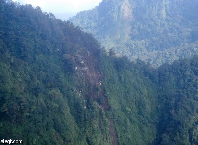العثور على حطام الطائرة الروسية المنكوبة في اندونيسيا - فيديو
