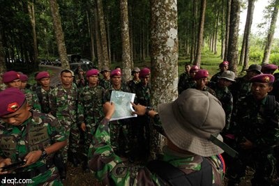 العثور على حطام الطائرة الروسية المنكوبة في اندونيسيا - فيديو