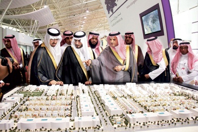 وزير الإسكان يطلع على مشاريع الأرجان المتعددة