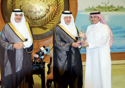 خالد الفيصل يكرّم الاتصالات السعودية لرعايتها جائزة مكة للتميز