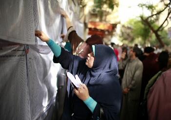 تمديد موعد إغلاق مكاتب الاقتراع في مصر لمدة ساعة "تحديث مستمر" - فيديو