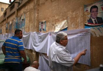 تمديد موعد إغلاق مكاتب الاقتراع في مصر لمدة ساعة "تحديث مستمر" - فيديو