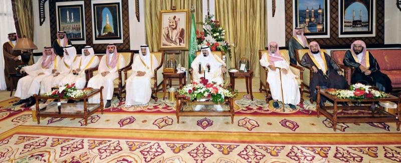 خادم الحرمين الشريفين يستقبل عدداً من الأسر الذين أعلنوا تنازلهم عن قاتلي أبنائهم - فيديو