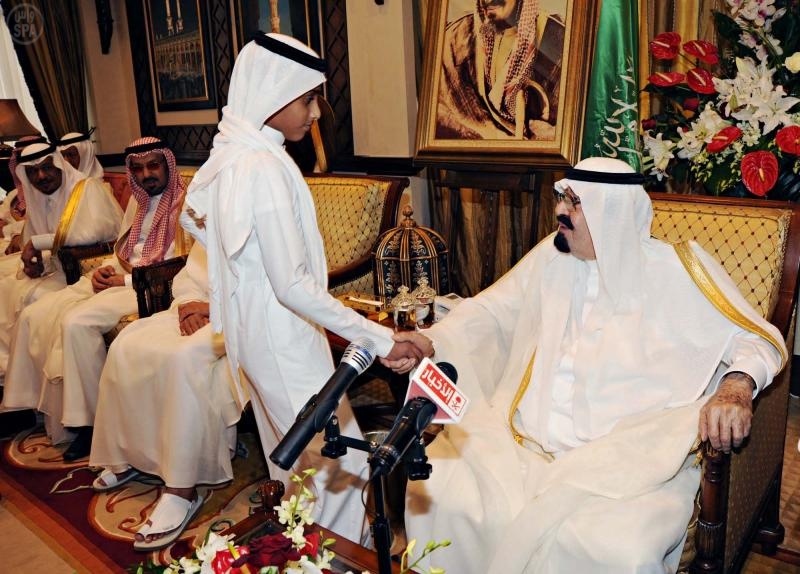 خادم الحرمين الشريفين يستقبل عدداً من الأسر الذين أعلنوا تنازلهم عن قاتلي أبنائهم - فيديو