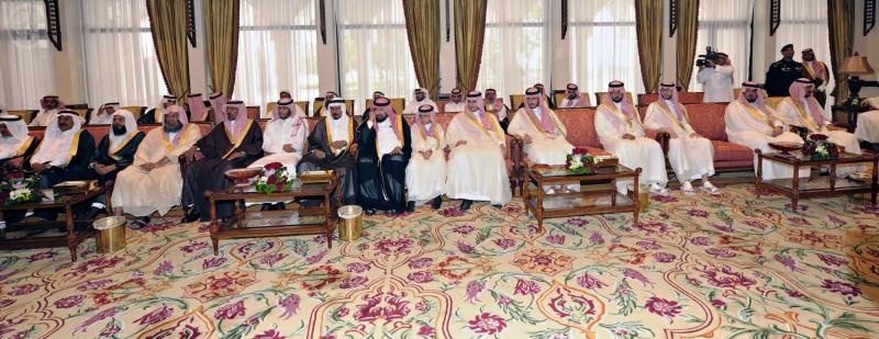 خادم الحرمين الشريفين يستقبل عدداً من الأسر الذين أعلنوا تنازلهم عن قاتلي أبنائهم - فيديو