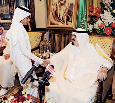 21 مواطنا ومقيما يقبلون شفاعة الملك - فيديو