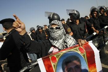 الحكم بالسجن المؤبد على مبارك والمصريون يتظاهرون احتجاجا - فيديو