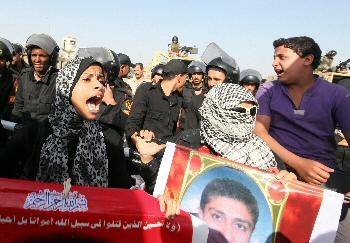 الحكم بالسجن المؤبد على مبارك والمصريون يتظاهرون احتجاجا - فيديو