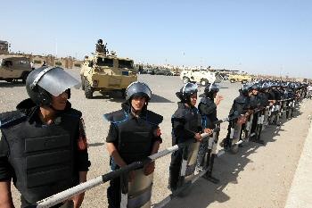 الحكم بالسجن المؤبد على مبارك والمصريون يتظاهرون احتجاجا - فيديو