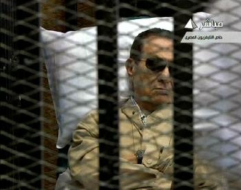 الحكم بالسجن المؤبد على مبارك والمصريون يتظاهرون احتجاجا - فيديو