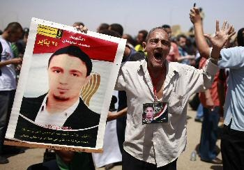 الحكم بالسجن المؤبد على مبارك والمصريون يتظاهرون احتجاجا - فيديو