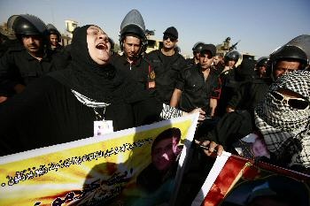 الحكم بالسجن المؤبد على مبارك والمصريون يتظاهرون احتجاجا - فيديو