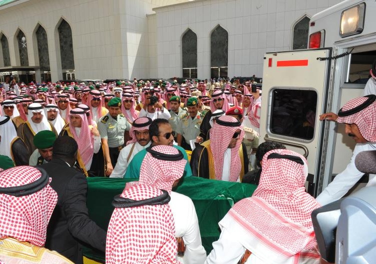 جموع المسلمين يؤدون صلاة الميت على الأمير نايف بن عبدالعزيز - فيديو