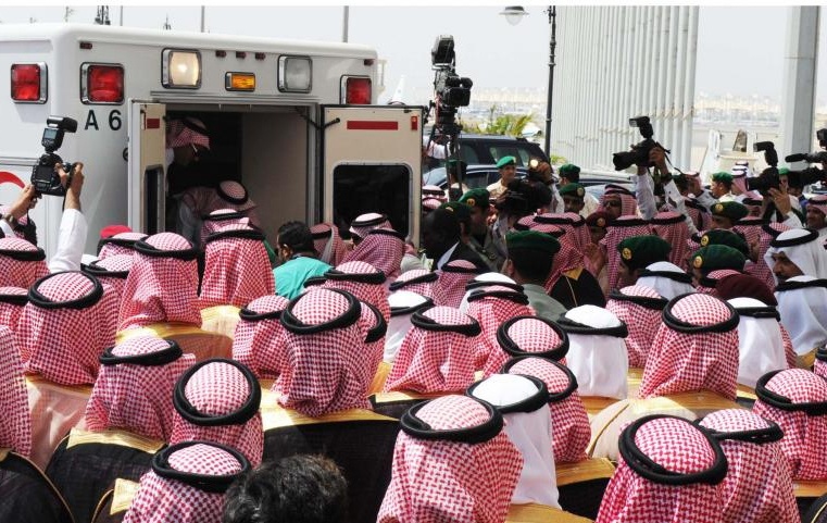 جموع المسلمين يؤدون صلاة الميت على الأمير نايف بن عبدالعزيز - فيديو