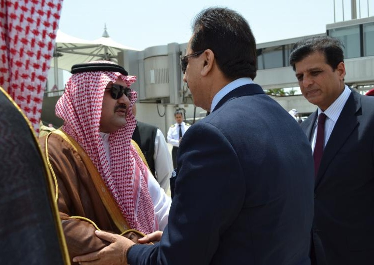 جموع المسلمين يؤدون صلاة الميت على الأمير نايف بن عبدالعزيز - فيديو