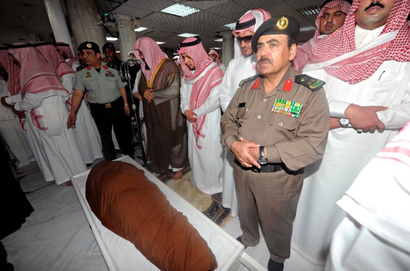 جموع المسلمين يؤدون صلاة الميت على الأمير نايف بن عبدالعزيز - فيديو