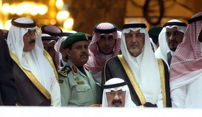 جموع المسلمين يؤدون صلاة الميت على الأمير نايف بن عبدالعزيز - فيديو