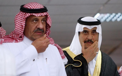 جموع المسلمين يؤدون صلاة الميت على الأمير نايف بن عبدالعزيز - فيديو