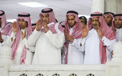 جموع المسلمين يؤدون صلاة الميت على الأمير نايف بن عبدالعزيز - فيديو