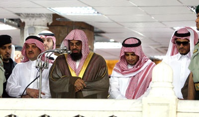 جموع المسلمين يؤدون صلاة الميت على الأمير نايف بن عبدالعزيز - فيديو