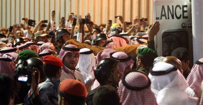 جموع المسلمين يؤدون صلاة الميت على الأمير نايف بن عبدالعزيز - فيديو