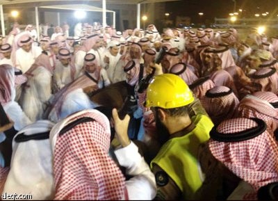 جموع المسلمين يؤدون صلاة الميت على الأمير نايف بن عبدالعزيز - فيديو