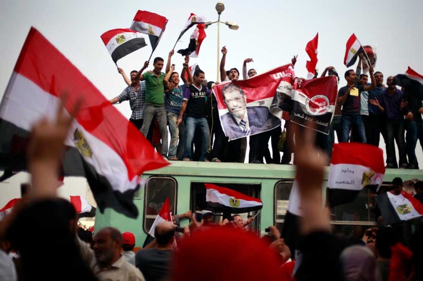 الاخوان المسلمون يعلنون فوز مرشحهم محمد مرسي في أول انتخابات رئاسية بعد مبارك - فيديو