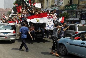 الاخوان المسلمون يعلنون فوز مرشحهم محمد مرسي في أول انتخابات رئاسية بعد مبارك - فيديو