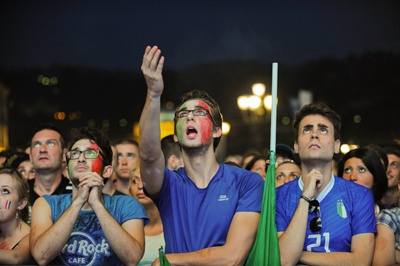 مشجعو ايطاليا يشعرون بالصدمة بعد الهزيمة "المذلة" في نهائي اوروبا - فيديو